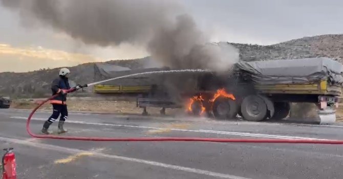 Seyir halindeki tırın dorsesi yandı