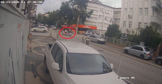 Kazadan 3 saniye önce bebek arabasıyla bölgeden geçen yaya kıl payı kurtuldu