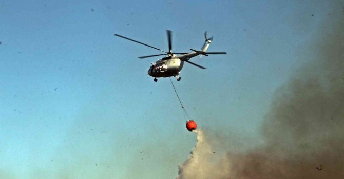 Antalya’da havadan ve karadan müdahale edilen yangında çilek seraları zarar gördü