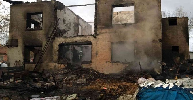 Burdur’da çıkan yangında iki katlı ev kullanılamaz hale geldi