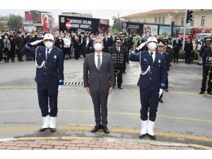 Tarsus Belediyesi, belediyeye gelen vatandaşlara Nutuk kitabı dağıttı