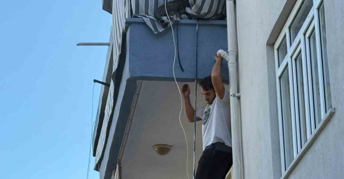 Evini ateşe verdi, kiracısı canını hiçe sayıp kediyi kurtardı