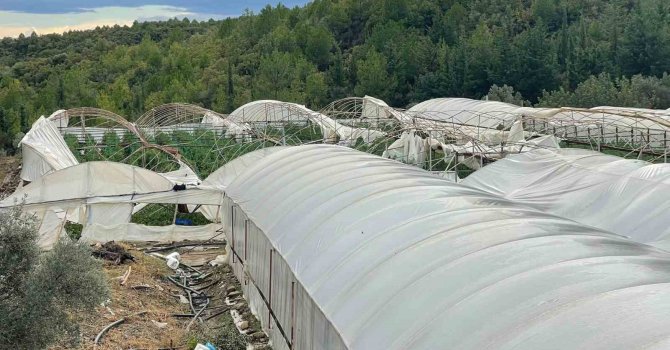 Manavgat’ta hortum seraları yerle bir etti: 15 dönüm tarım arazisi zarar gördü
