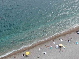 Antalya’da sağanak ardından güneş etkisini gösterince denizin keyfini çıkardılar