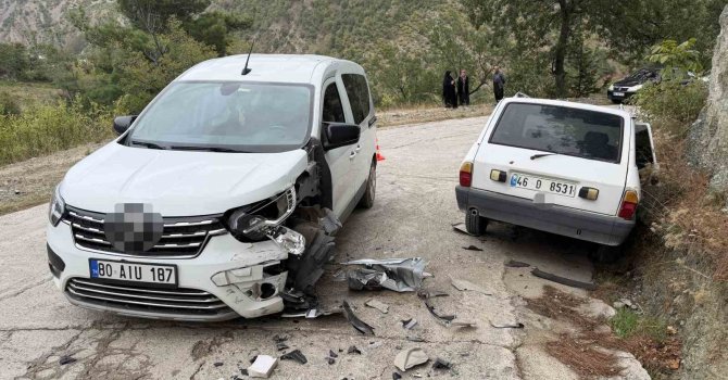 Osmaniye’de hafif ticari araçla otomobil kafa kafaya çarpıştı: 3 yaralı