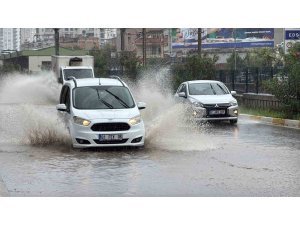 Adana’da yollar göle döndü