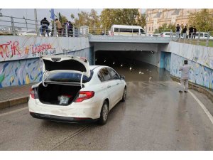 Adana’da sağanak çilesi: Otomobil suya gömüldü, vatandaşlar rögarları kendileri temizledi