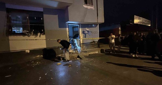Adana’da 2’si çocuk 5 kişinin bulunduğu eve el yapımı patlayıcı attılar