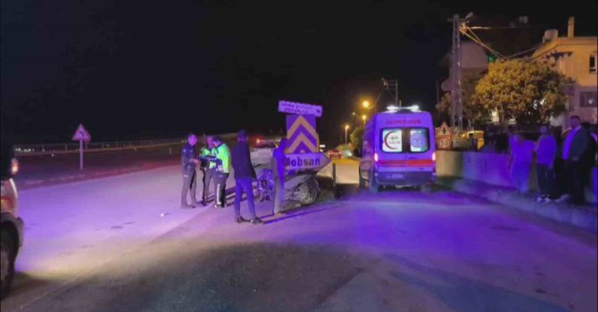 Seyir halinde olan motosiklet bariyere çarptı: 2 yaralı