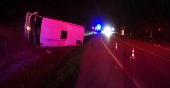 Burdur’da midibüs şarampole devrildi: 1 yaralı