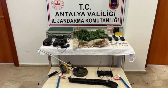 Antalya’da uyuşturucu satıcılığı ve tarihi eser kaçakçılığı yapan zanlı tutuklandı