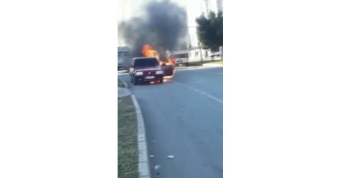 Antalya’da hareket halinde dumanların çıktığı otomobil alevlere teslim oldu