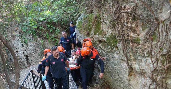 Şelaleyi gezerken 6 metrelik yamaçtan düşüp mahsur kaldı, ekipler tarafından kurtarıldı