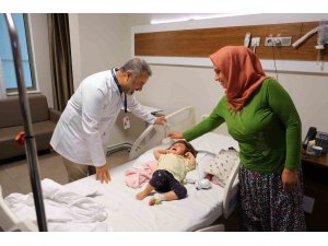 Kahramanmaraş’ta 1 yaşındaki bebeğin böbreğinden 2 santimlik taş çıkarıldı