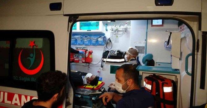 Virajı alamayan minibüs devrildi: 2 yaralı