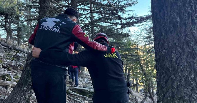 Bin 835 rakımlı zirvede mahsur kalan birisi yaralı 2 kişi 14 saatlik operasyonla kurtarıldı