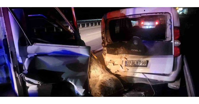 Alanya’da kamyonet park halindeki otomobile çarptı: 1 yaralı