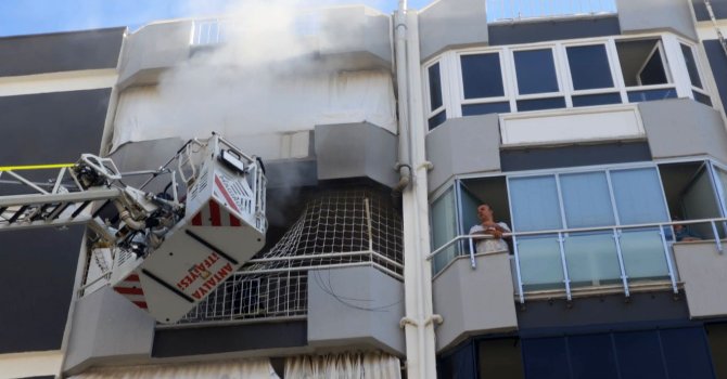 Antalya’da 6 katlı binanın 5’inci katında yangın