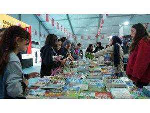 Kahramanmaraş Kitap Fuarı öğrencilerle renkleniyor