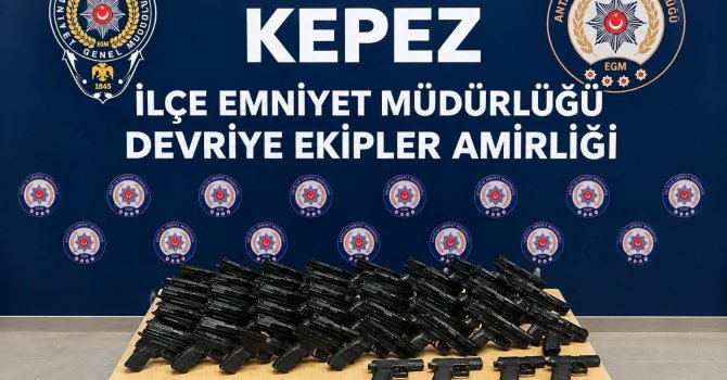 Antalya’da 32 tabanca ve 30 şarjör ele geçirildi