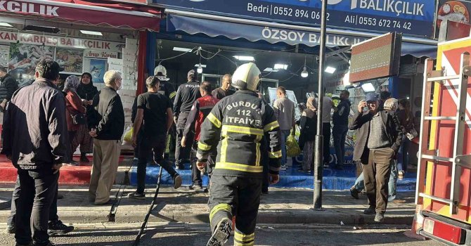 Balıkçının bacasında yangın çıktı, tezgahta satışlar durmadı
