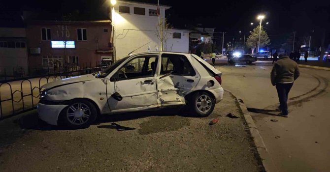Isparta’da otomobiller kavşakta çarpıştı: 3 yaralı