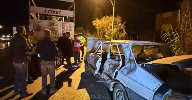 Serik’te otomobil ile kamyon çarpıştı: 3 yaralı
