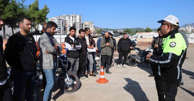Trafik polisinden motokuryelere uyarı: "Paket yetiştirmek için canınızı tehlikeye atmayın"