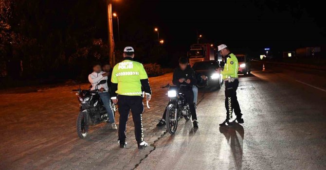 Polis ekiplerinden alkollü sürücülere yönelik gece denetimi