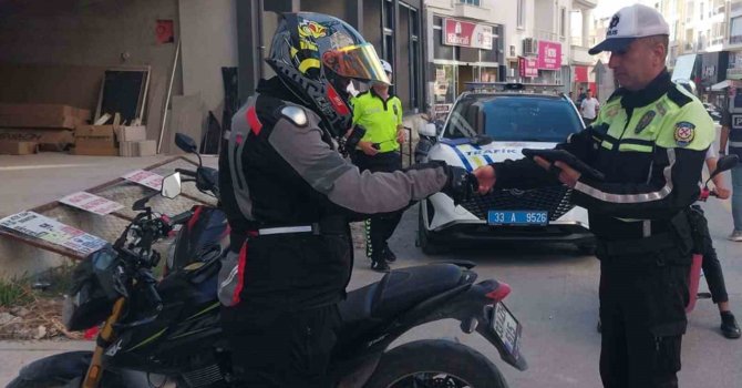 Mut’ta polis ekipleri kural tanımayan sürücülere göz açtırmıyor