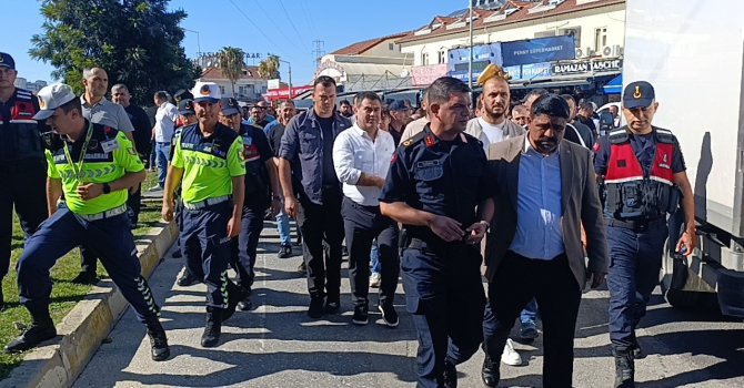 Manavgat’ta esnaf marka avukatlarını protesto için yol kapattı