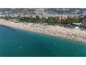 Alanya’da yazdan kalma gün: Ekim ayı sonunda deniz keyfi yaşanıyor