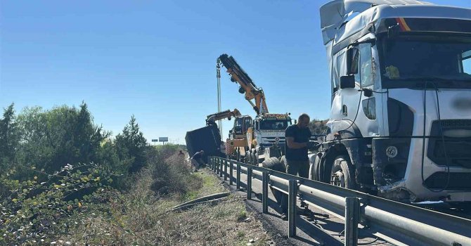 Mersin’de tır bariyerlere çarptı, konteyner devrildi
