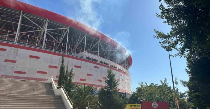 Antalya Stadyumu’nda işletmenin bacasından çıkan yoğun duman itfaiyeyi alarma geçirdi