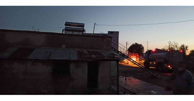 Sarımsak hasadına giden çiftçinin evi yandı