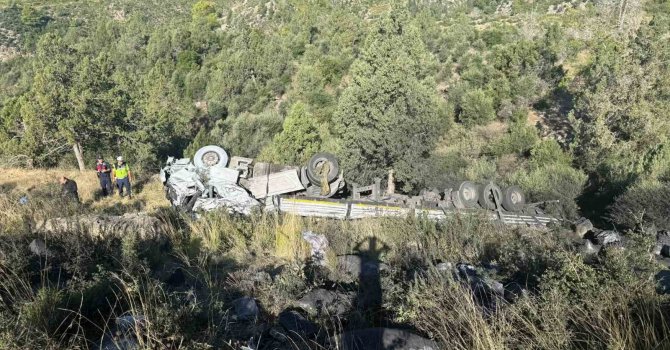 Antalya’da kömür yüklü tır şarampole devrildi: 2 yaralı