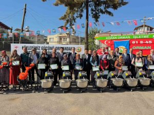 Kozan’da 27 kadına 840 bin liralık makine desteği