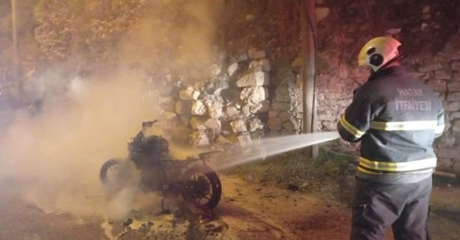 Antakya’da yanan motosiklet kullanılmaz hale geldi