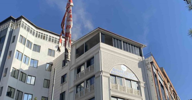 Diyanet Vakfı Kültür Merkezinde çıkan yangın korkuttu