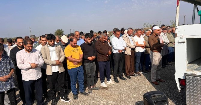 Otomobilin çarpmasıyla ölen anne ve kız çocuğu yan yana defnedildi
