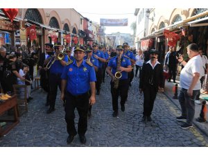 Turistler, tarihi caddede gönüllerince eğlendi