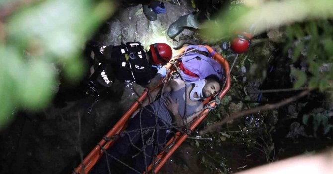 25 metreden kayalık alana düştü, 2 saatlik operasyonla kurtarıldı