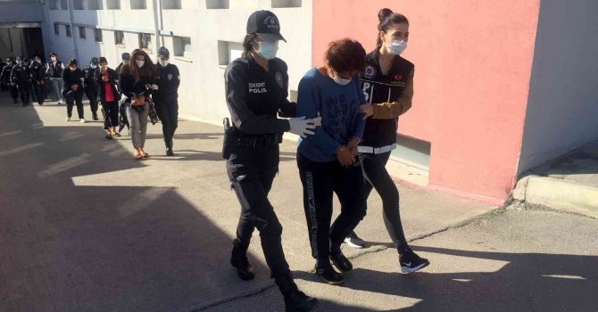 Torbacı kadın “beni güzel çekin” diyerek poz verdi