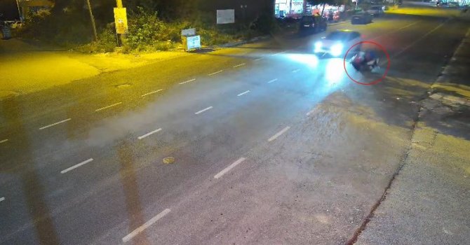 Otomobille çarpışan motosikletli metrelerce sürüklendi