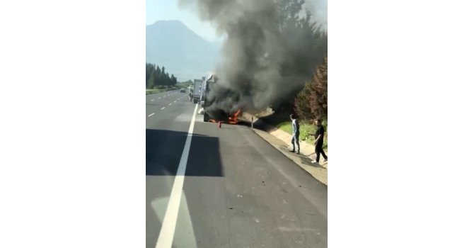 Osmaniye’de yem yüklü tır alev aldı, itfaiye ekipleri söndürdü