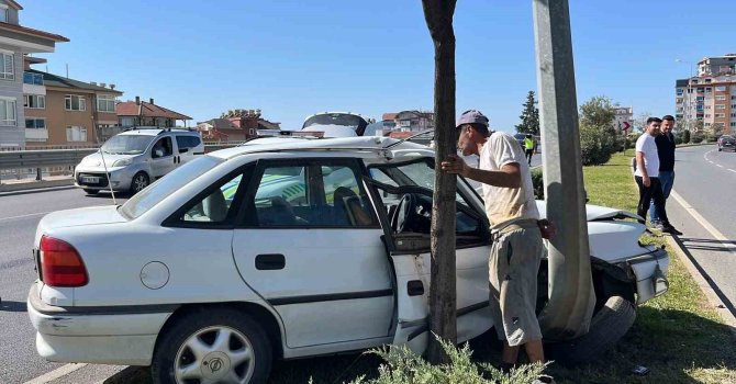 Aydınlatma direğine çarpan otomobilin sürücüsü kaçtı: 1 yaralı