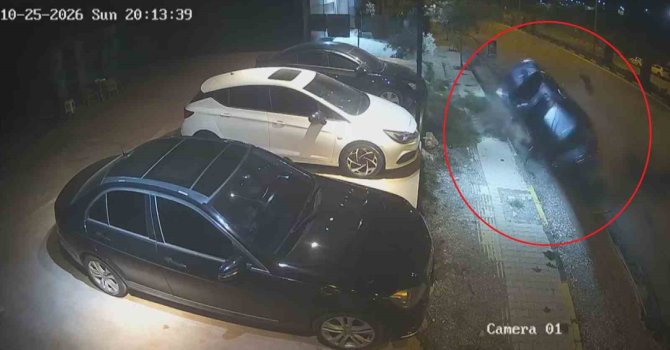 Seyir halindeki otomobil, park halindeki araca ok gibi saplandı