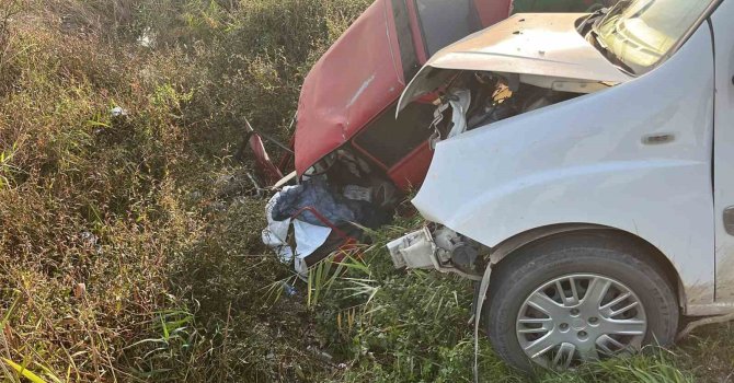 Tarsus’ta otomobil ile hafif ticari araç çarpıştı: 1 ölü