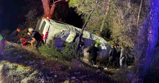 Antalya’da dağcıları taşıyan minibüs şarampole devrildi: 15 yaralı
