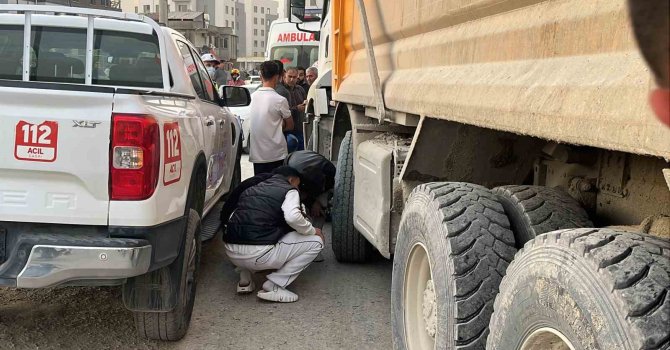 Motosiklet sürücüsünün öldüğü kazayı görmek isteyen meraklı vatandaşlar birbiriyle yarıştı